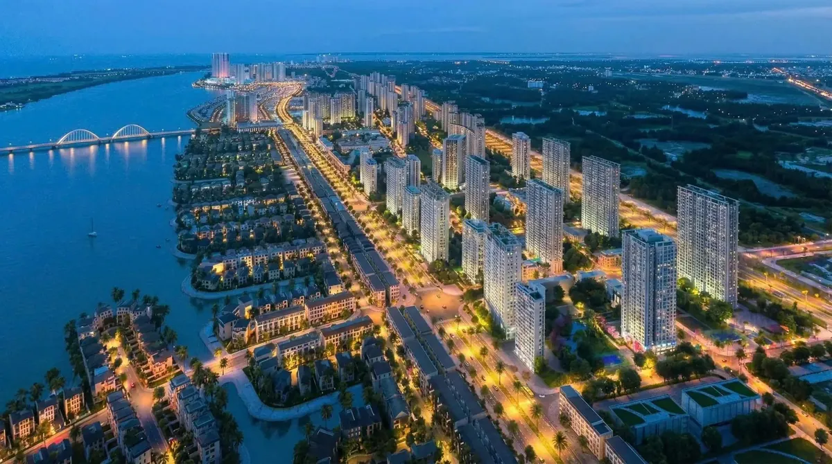 Phối cảnh ban đêm khu căn hộ ven vịnh và cầu vòm tại đại đô thị Vinhomes Green Paradise Cần Giờ