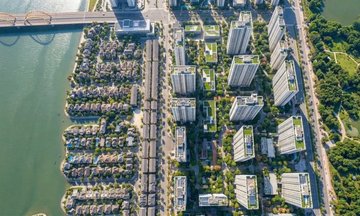 Toàn cảnh cụm tháp căn hộ, biệt thự ven sông và cầu vòm trong đại đô thị Vinhomes Green Paradise Cần Giờ